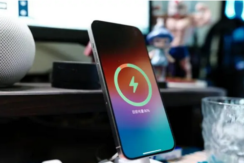 和田苹果15换屏服务分享用什么充电器给iPhone15充电更好 